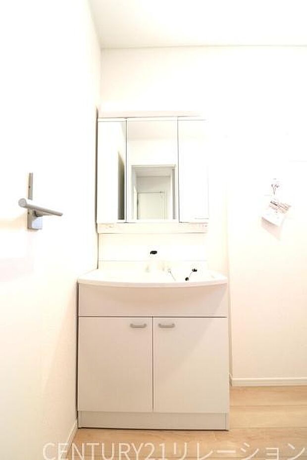 豊富な収納付きの3面鏡付き化粧台です。日用品や歯ブラシや髭剃りなどいろいろ収納出来ちゃいます。