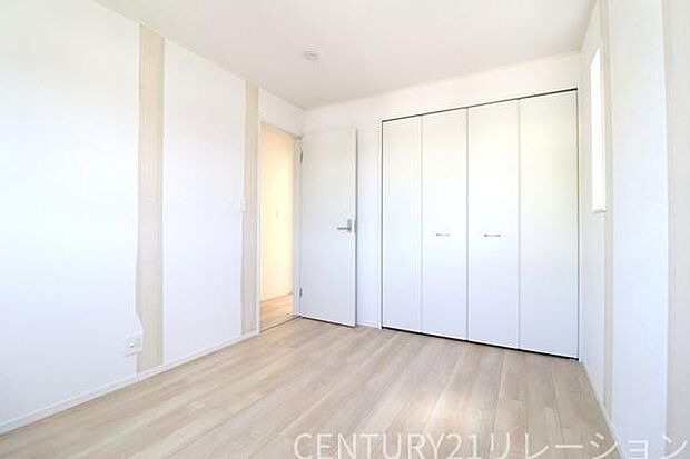 大きな収納付きの洋室です。ベッドや机などすっきりと配置できます。収納力豊富なので、きれいにお部屋が片付きます。