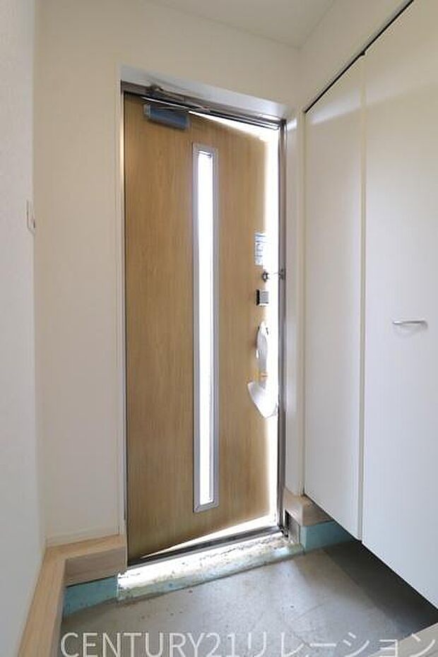 収納豊富で明るい玄関です。