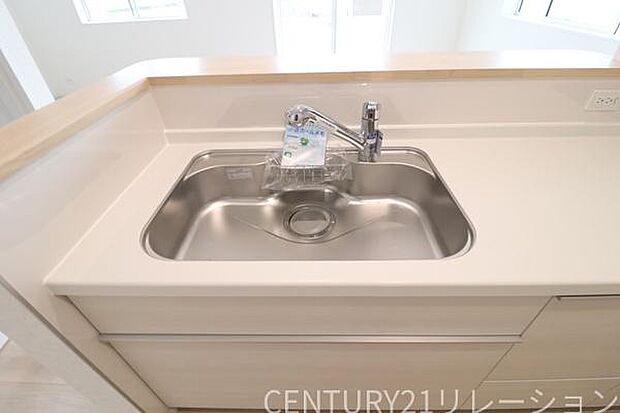 大きなシンクは大量の洗い物にも対応できます。