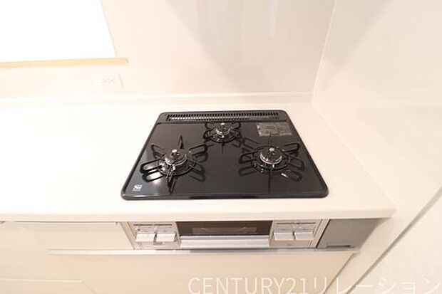 複数同時調理可能な3口コンロ。メインに副菜、お味噌汁など同時調理可能です。魚焼きグリルもついているので、お魚好きなお父さんも大満足。