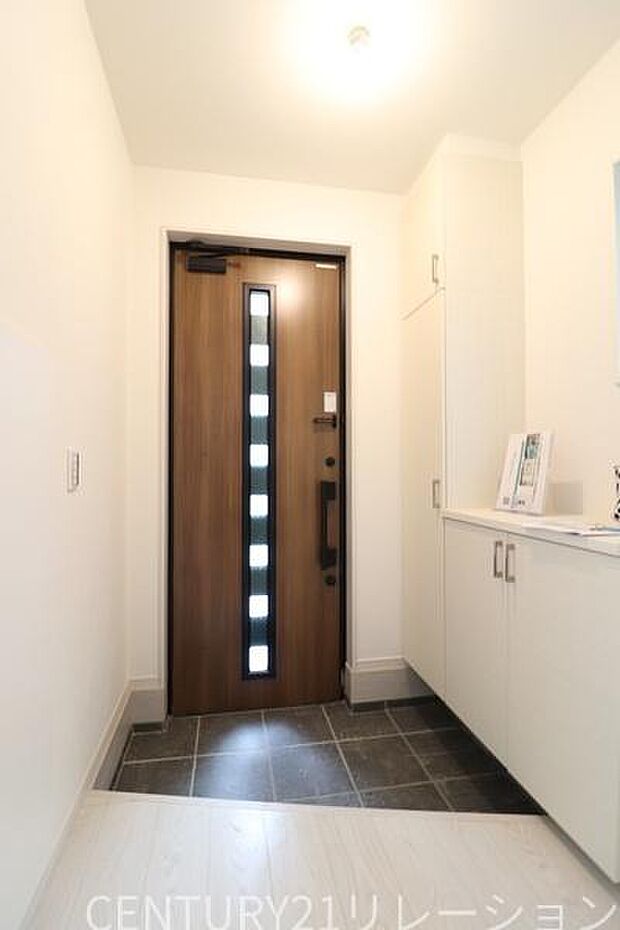 収納豊富で明るい玄関です。