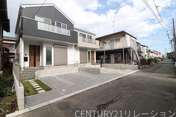 前面道から平坦なアプローチです。