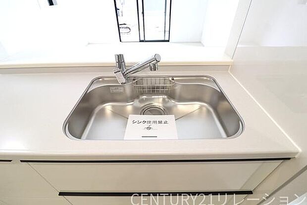 大きなシンクは大量の洗い物にも対応できます。