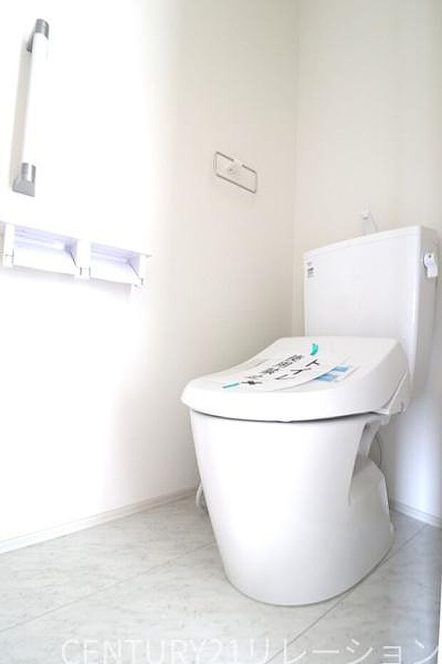 ウォシュレット付きの衛生的なトイレです。