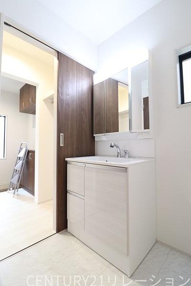 豊富な収納付きの3面鏡付き化粧台です。日用品や歯ブラシや髭剃りなどいろいろ収納出来ちゃいます。