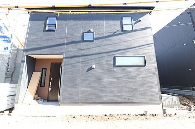 西側正面から見た外観です。足場が外れるのももう少しです。是非お問い合わせください。