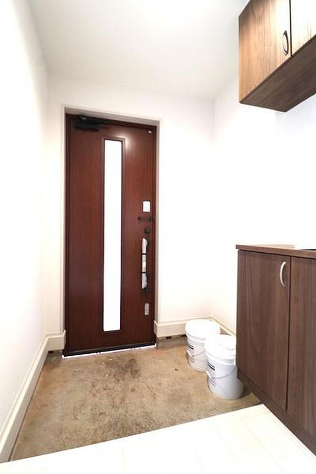 収納豊富で明るい玄関です。