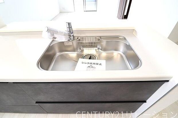 大きなシンクは大量の洗い物にも対応できます。