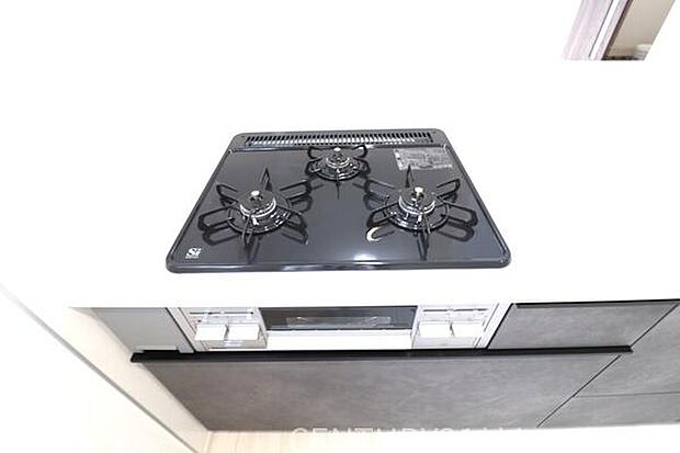 複数同時調理可能な3口コンロ。メインに副菜、お味噌汁など同時調理可能です。魚焼きグリルもついているので、お魚好きなお父さんも大満足。