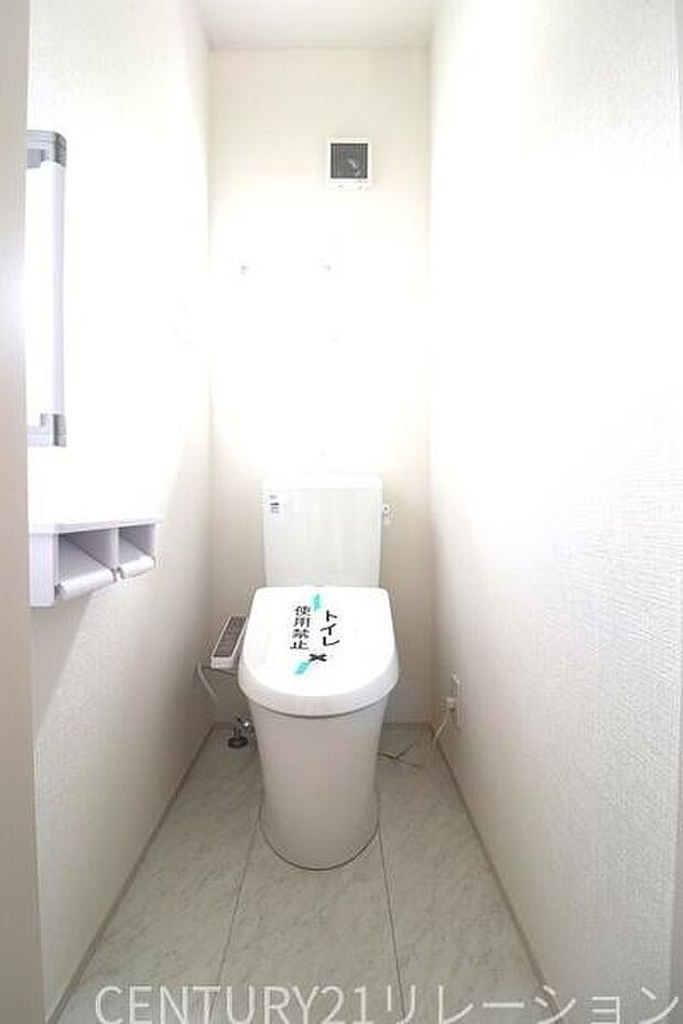 ウォシュレット付きの衛生的なトイレです。