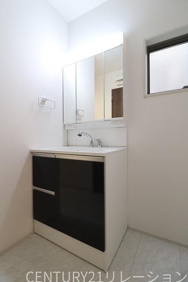 豊富な収納付きの3面鏡付き化粧台です。日用品や歯ブラシや髭剃りなどいろいろ収納出来ちゃいます。