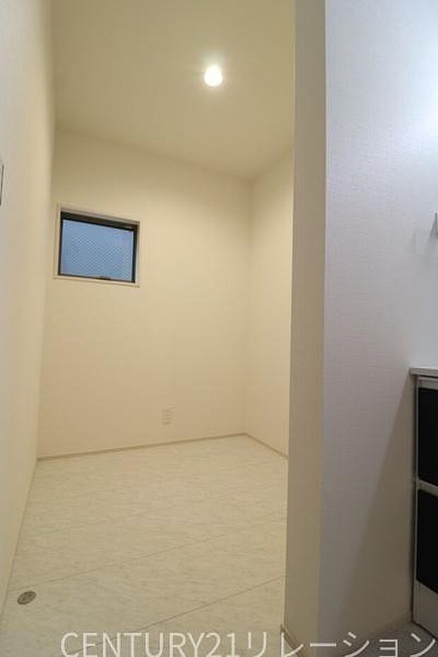 洗面所横にある大きな収納は服などの収納にも便利です。