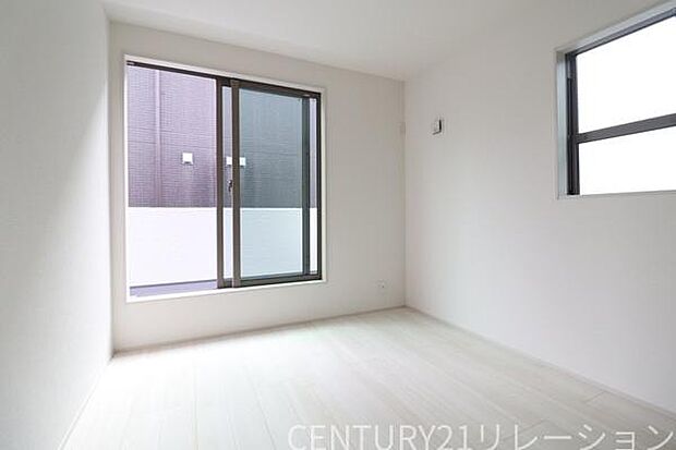 2面採光の明るい洋室