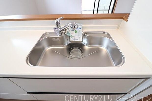 大きなシンクは大量の洗い物にも対応できます。