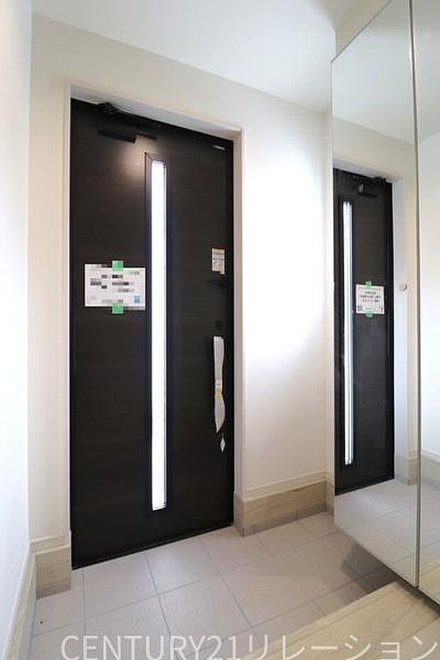 収納付きの明るい玄関