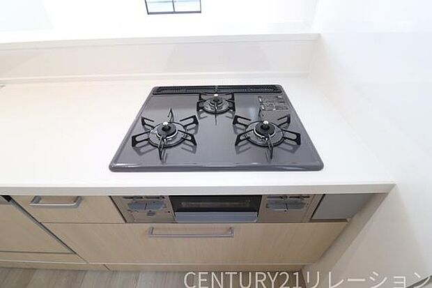 複数同時調理可能な3口コンロ。メインに副菜、お味噌汁など同時調理可能です。魚焼きグリルもついているので、お魚好きなお父さんも大満足。