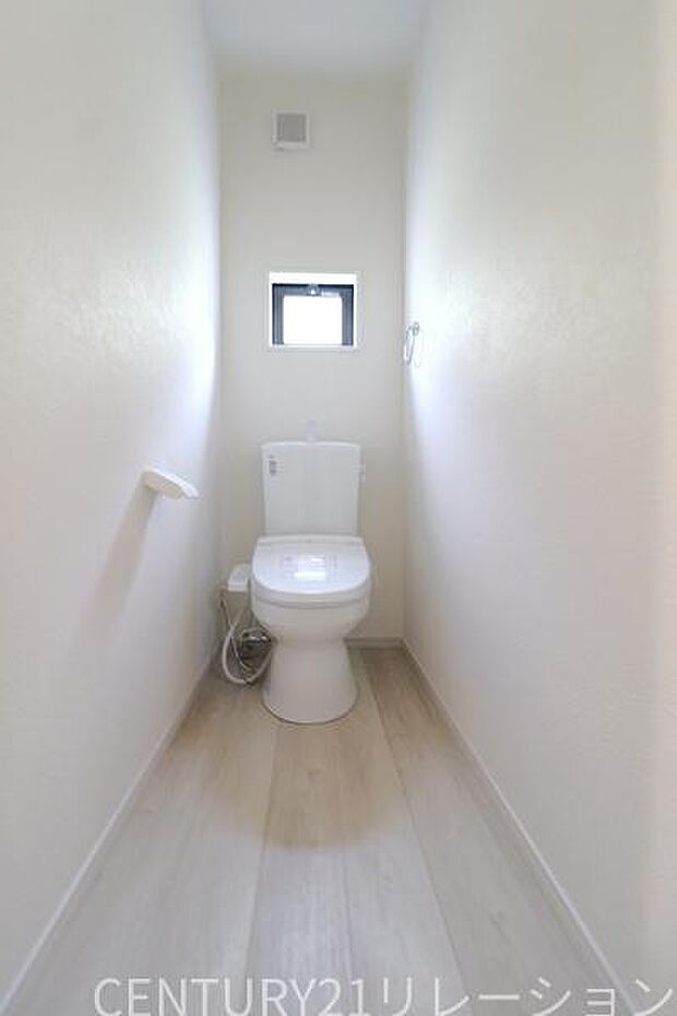 ウォシュレット付きの衛生的なトイレです。