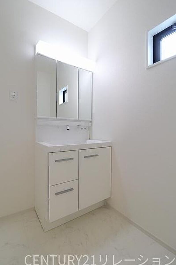 豊富な収納付きの3面鏡付き化粧台です。日用品や歯ブラシや髭剃りなどいろいろ収納出来ちゃいます。