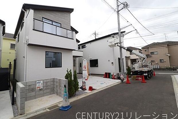 前面道路は平坦で交通量少なめです。