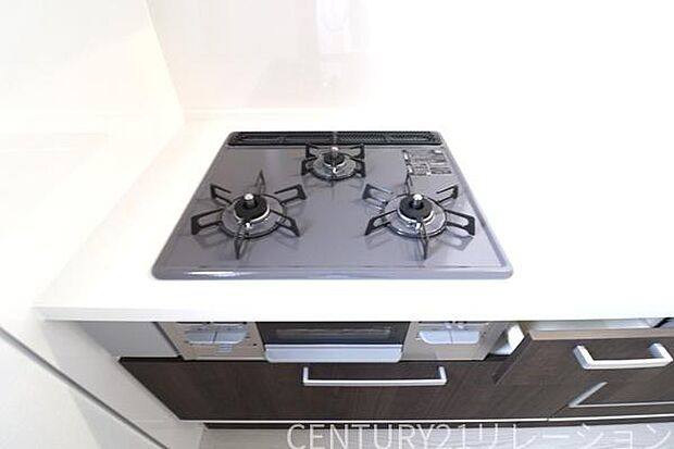 複数同時調理可能な3口コンロ。メインに副菜、お味噌汁など同時調理可能です。魚焼きグリルもついているので、お魚好きなお父さんも大満足。