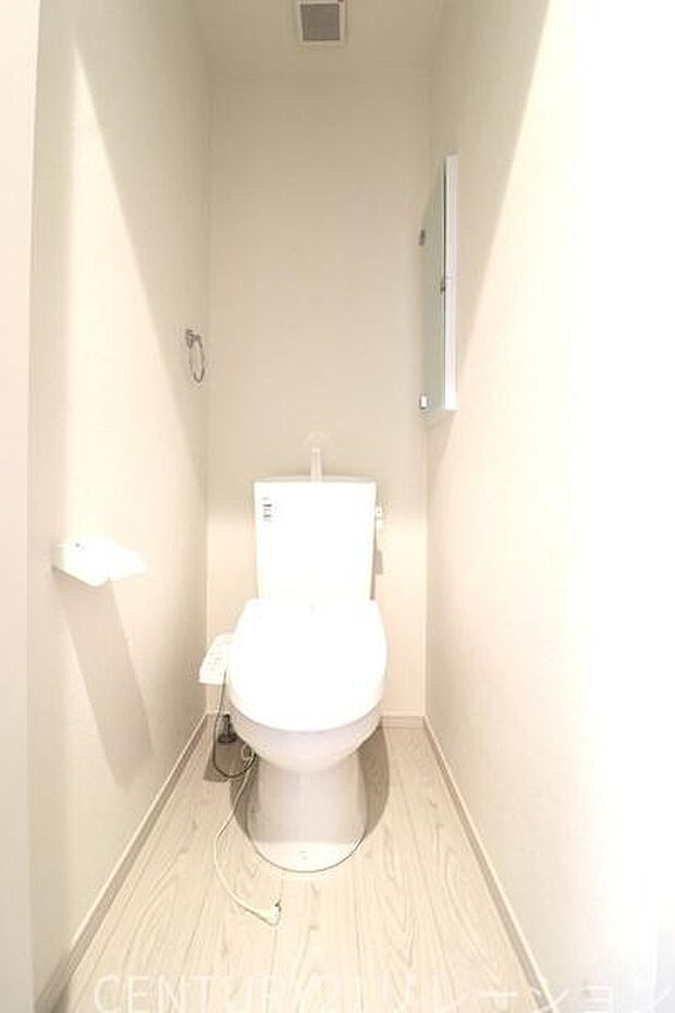 ウォシュレット付きの衛生的なトイレです。