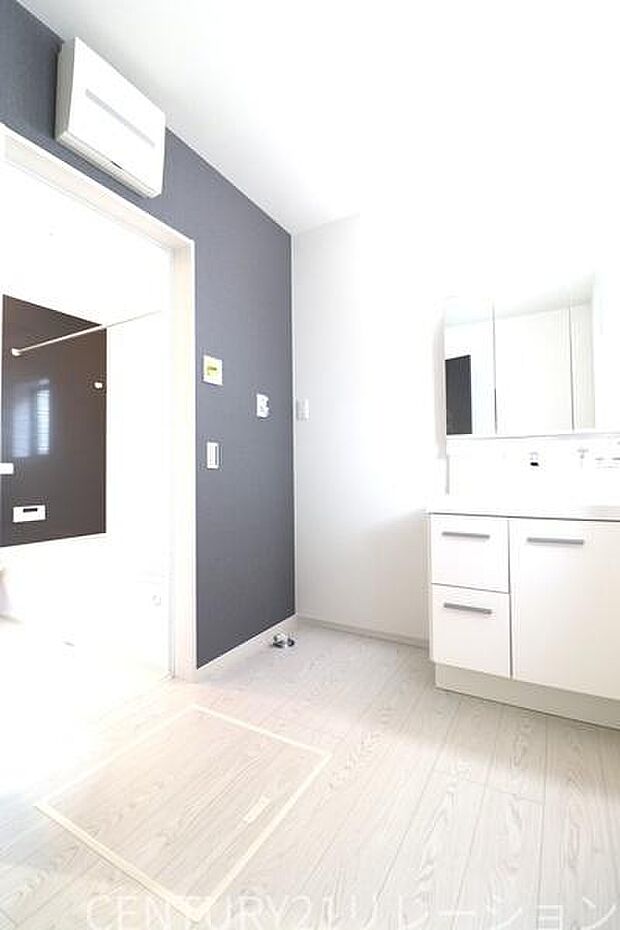 広い洗面・脱衣室はお子様のいらっしゃるご家庭にも対応