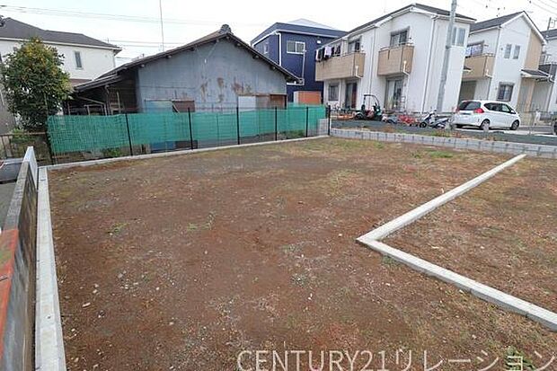 北側は隣接の分譲地内の道路につき、通気性も良好です