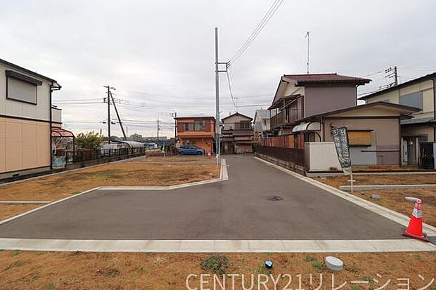 前面道路は平坦です。