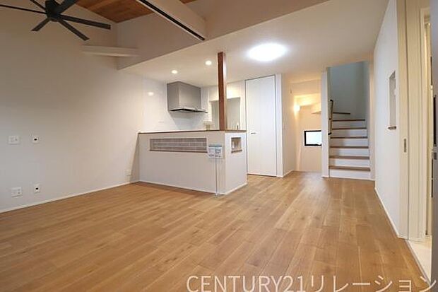 リビングは天井高が高く開放感があります。