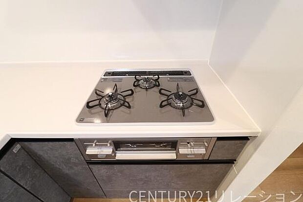 複数同時調理可能な3口コンロ。メインに副菜、お味噌汁など同時調理可能です。魚焼きグリルもついているので、お魚好きなお父さんも大満足。