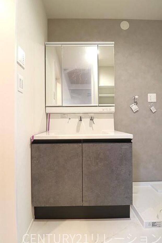 豊富な収納付きの3面鏡付き化粧台です。日用品や歯ブラシや髭剃りなどいろいろ収納出来ちゃいます。