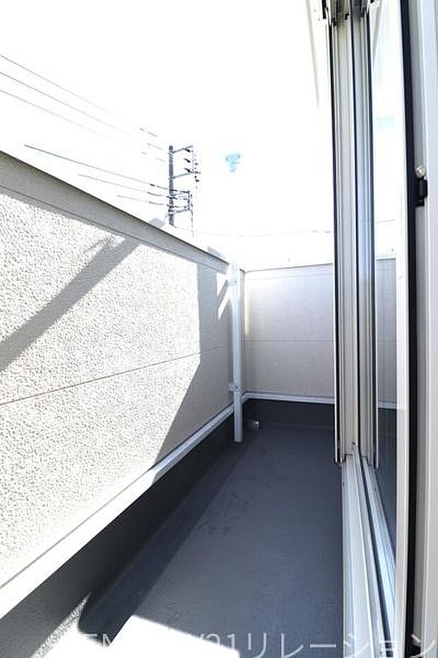 明るく日当たりの良いバルコニーです。