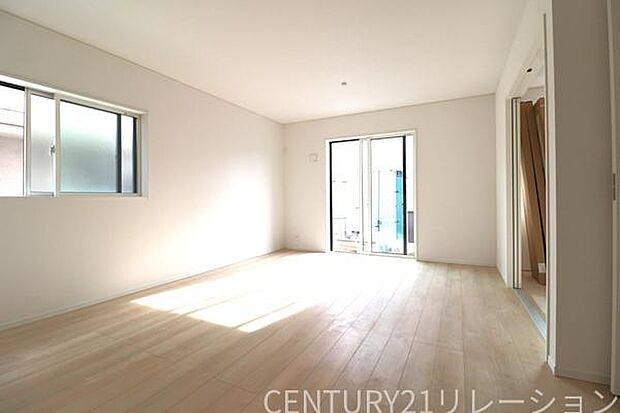 日当たりの良い落ち着きあるリビングです。家具配置もしやすい間取りです。南向きの為、心地よい日差しが入ります。