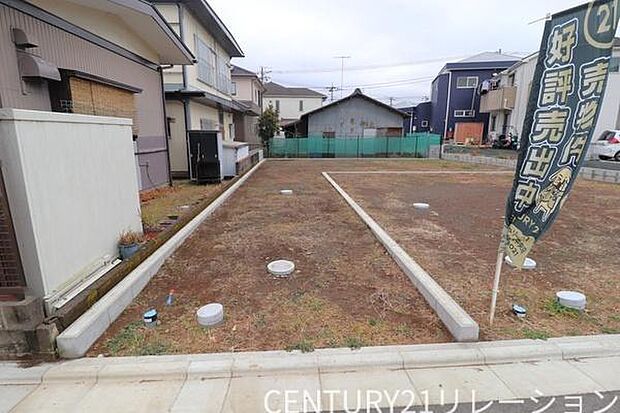 南側は隣接地の通路部分のため、陽当たりと通気性も良好です