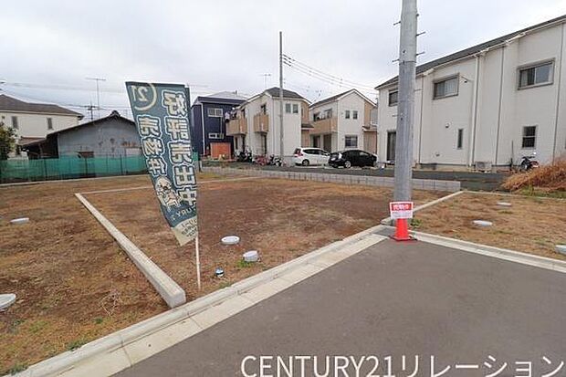 南側は隣接地の通路部分のため、陽当たりと通気性も良好です