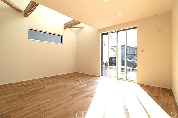 日当たりの良い落ち着きあるリビングです。家具配置もしやすい間取りです。南向きの為、心地よい日差しが入ります。