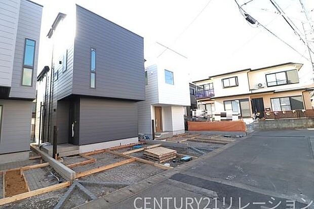 前面道路は交通量の少ない道路です。