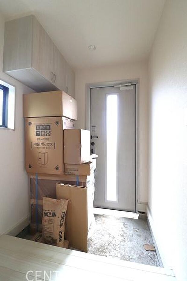 収納が豊富な明るい玄関です。