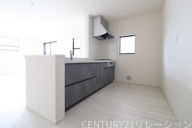 広いキッチンスペースは、毎日の料理が楽しくなります。あると嬉しい食洗器もついております。