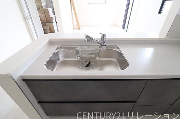 大きなシンクは大量の洗い物にも対応できます。