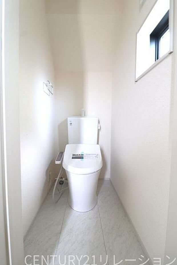 ウォシュレット付きの衛生的なトイレです。