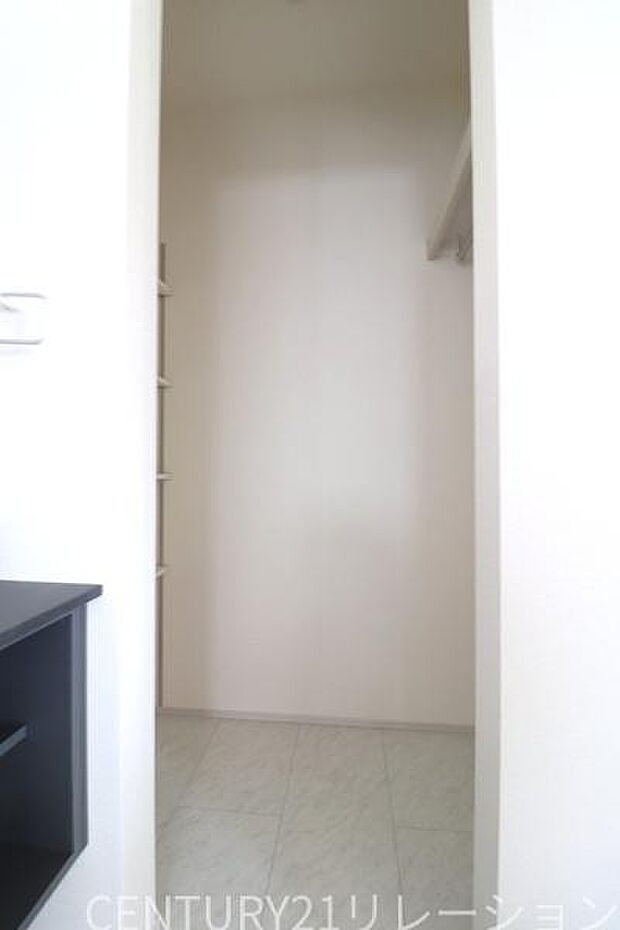 洗面室から使える収納タオルや下着類などの収納に便利です。