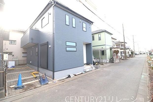 現地は平坦で車通りも少ない立地です。