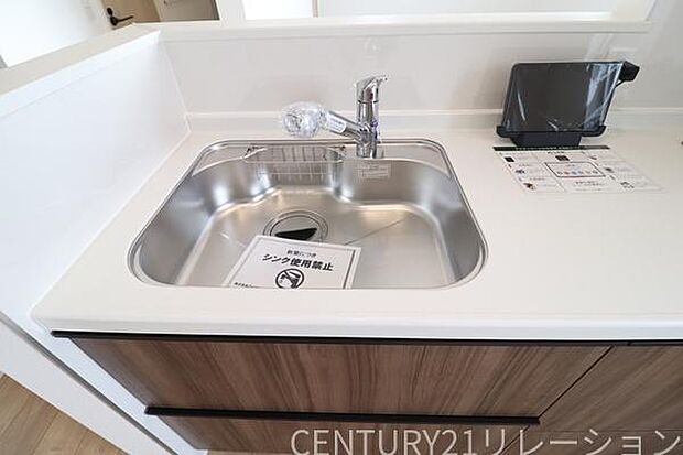 大きなシンクは大量の洗い物にも対応できます。