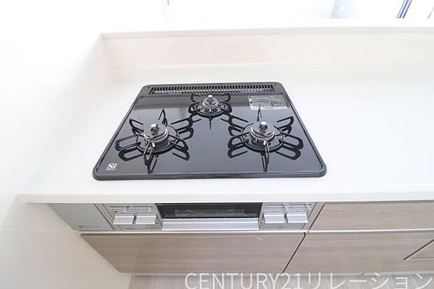 複数同時調理可能な3口コンロ。メインに副菜、お味噌汁など同時調理可能です。魚焼きグリルもついているので、お魚好きなお父さんも大満足。