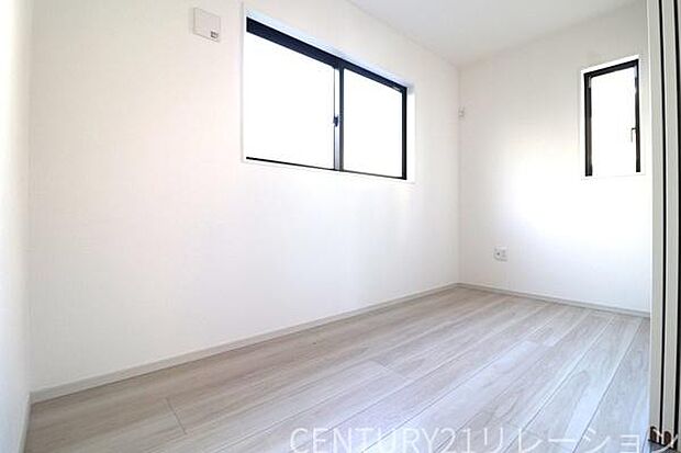 2面採光の明るい洋室