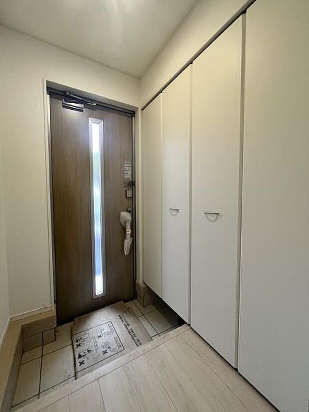 収納が豊富な明るい玄関です。