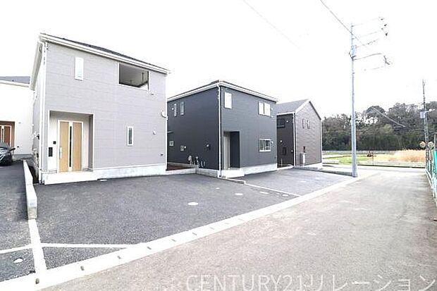 収納が豊富な明るい玄関です。