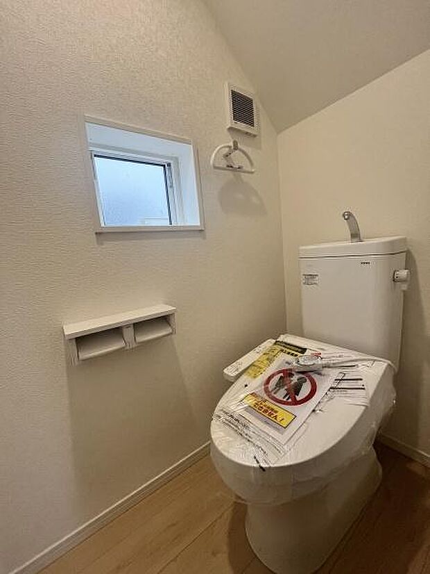 ウォシュレット付きの衛生的なトイレです。